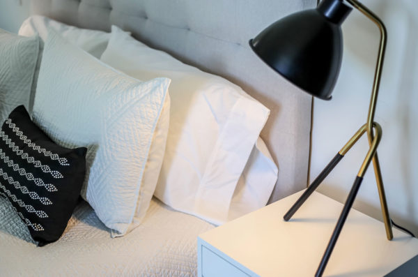 Style in Form Heron Table Lamp – Gold/Black