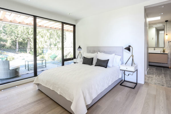 Style in Form Heron Table Lamp – Gold/Black