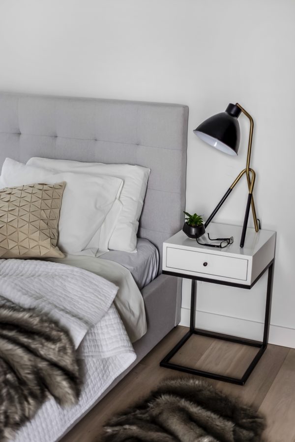 Style in Form Heron Table Lamp – Gold/Black